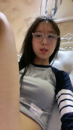 眼镜学生妹！表情酷酷很高冷！近期下海不容错过，脱下内裤翘臀肥穴，掰穴特写洞洞紧致，手指磨蹭 截图4