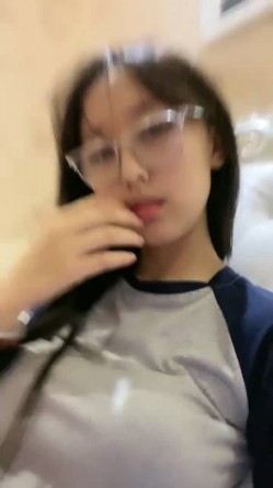 眼镜学生妹！表情酷酷很高冷！近期下海不容错过，脱下内裤翘臀肥穴，掰穴特写洞洞紧致，手指磨蹭 截图5
