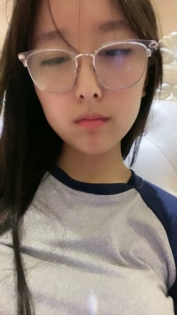 眼镜学生妹！表情酷酷很高冷！近期下海不容错过，脱下内裤翘臀肥穴，掰穴特写洞洞紧致，手指磨蹭 截图6