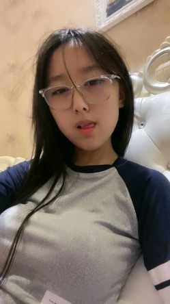 眼镜学生妹！表情酷酷很高冷！近期下海不容错过，脱下内裤翘臀肥穴，掰穴特写洞洞紧致，手指磨蹭 截图8
