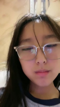 眼镜学生妹！表情酷酷很高冷！近期下海不容错过，脱下内裤翘臀肥穴，掰穴特写洞洞紧致，手指磨蹭 截图9
