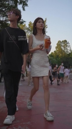 大神偷拍美女裙底风光 ️身高175长腿美女模特级身材开叉裙蕾丝透明内裤黄色包臀水晶高跟鞋美女裙摄影师约拍白色内内 截图1