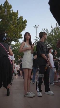 大神偷拍美女裙底风光 ️身高175长腿美女模特级身材开叉裙蕾丝透明内裤黄色包臀水晶高跟鞋美女裙摄影师约拍白色内内 截图6