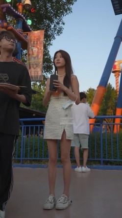 大神偷拍美女裙底风光 ️身高175长腿美女模特级身材开叉裙蕾丝透明内裤黄色包臀水晶高跟鞋美女裙摄影师约拍白色内内 截图9
