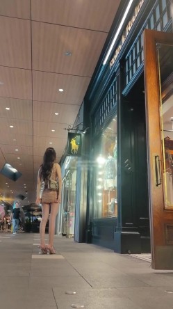 大神偷拍美女裙底风光 ️身高175长腿美女模特级身材开叉裙蕾丝透明内裤黄色包臀水晶高跟鞋美女裙摄影师约拍白色内内 截图12