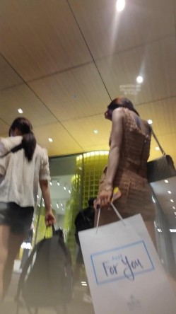 大神偷拍美女裙底风光 ️身高175长腿美女模特级身材开叉裙蕾丝透明内裤黄色包臀水晶高跟鞋美女裙摄影师约拍白色内内 截图13