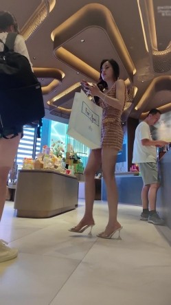 大神偷拍美女裙底风光 ️身高175长腿美女模特级身材开叉裙蕾丝透明内裤黄色包臀水晶高跟鞋美女裙摄影师约拍白色内内 截图14
