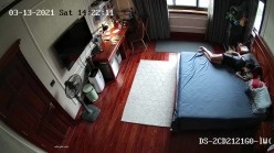 《居家摄像头破解》漂亮学生妹在家也会按耐不住摸逼玩几下 ️边看手机啪啪小视频边玩穴 截图9