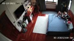 《居家摄像头破解》漂亮学生妹在家也会按耐不住摸逼玩几下 ️边看手机啪啪小视频边玩穴 截图13