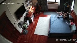 《居家摄像头破解》漂亮学生妹在家也会按耐不住摸逼玩几下 ️边看手机啪啪小视频边玩穴 截图14