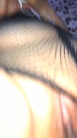 无套干嫂子。 男：嫂子 把腿掰开，对。穿着新淘宝买的黑丝、就是有劲啊！ 截图3