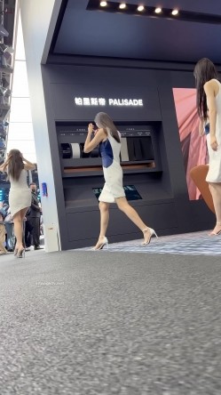 【上海车展 ️抄底】沃尔沃前台名模女神裙底风光 高颜值大长腿性感丝袜包臀裙 内裤都陷进逼里了 看起来相当饱满 截图1