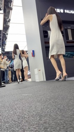 【上海车展 ️抄底】沃尔沃前台名模女神裙底风光 高颜值大长腿性感丝袜包臀裙 内裤都陷进逼里了 看起来相当饱满 截图2