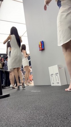 【上海车展 ️抄底】沃尔沃前台名模女神裙底风光 高颜值大长腿性感丝袜包臀裙 内裤都陷进逼里了 看起来相当饱满 截图3