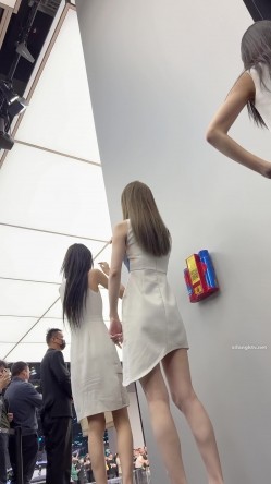 【上海车展 ️抄底】沃尔沃前台名模女神裙底风光 高颜值大长腿性感丝袜包臀裙 内裤都陷进逼里了 看起来相当饱满 截图6