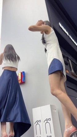 【上海车展 ️抄底】沃尔沃前台名模女神裙底风光 高颜值大长腿性感丝袜包臀裙 内裤都陷进逼里了 看起来相当饱满 截图7