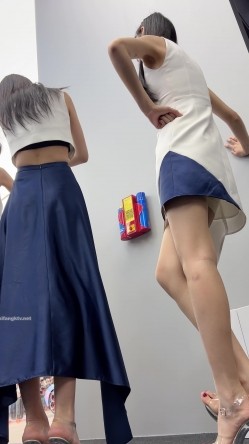【上海车展 ️抄底】沃尔沃前台名模女神裙底风光 高颜值大长腿性感丝袜包臀裙 内裤都陷进逼里了 看起来相当饱满 截图8