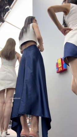 【上海车展 ️抄底】沃尔沃前台名模女神裙底风光 高颜值大长腿性感丝袜包臀裙 内裤都陷进逼里了 看起来相当饱满 截图9