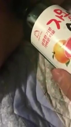韩国迷奸 用清酒瓶插骚逼，用剪刀剪阴毛，拖到卫生间放在马桶上狂操 截图1