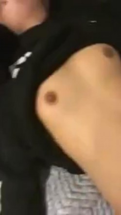 韩国迷奸 用清酒瓶插骚逼，用剪刀剪阴毛，拖到卫生间放在马桶上狂操 截图2
