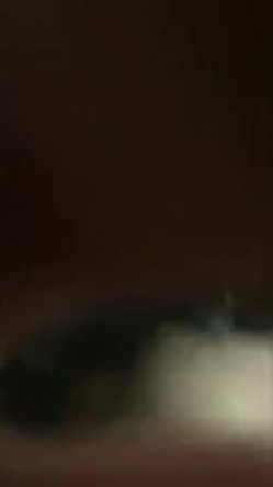 韩国迷奸 用清酒瓶插骚逼，用剪刀剪阴毛，拖到卫生间放在马桶上狂操 截图3