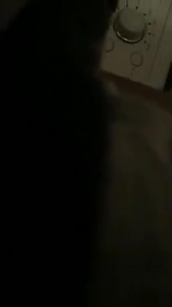 韩国迷奸 用清酒瓶插骚逼，用剪刀剪阴毛，拖到卫生间放在马桶上狂操 截图4