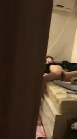韩国迷奸 用清酒瓶插骚逼，用剪刀剪阴毛，拖到卫生间放在马桶上狂操 截图5