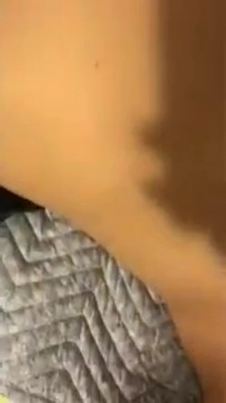 韩国迷奸 用清酒瓶插骚逼，用剪刀剪阴毛，拖到卫生间放在马桶上狂操 截图6
