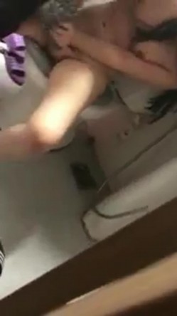 韩国迷奸 用清酒瓶插骚逼，用剪刀剪阴毛，拖到卫生间放在马桶上狂操 截图8