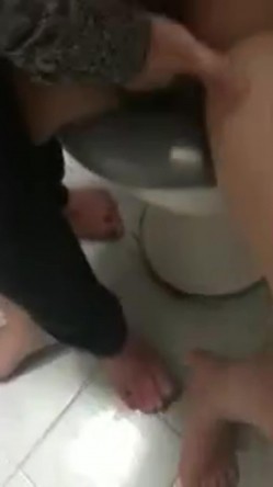韩国迷奸 用清酒瓶插骚逼，用剪刀剪阴毛，拖到卫生间放在马桶上狂操 截图9