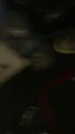 韩国迷奸 用清酒瓶插骚逼，用剪刀剪阴毛，拖到卫生间放在马桶上狂操 截图10