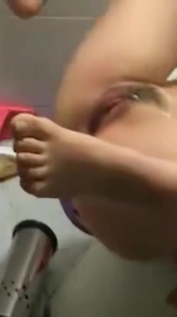 韩国迷奸 用清酒瓶插骚逼，用剪刀剪阴毛，拖到卫生间放在马桶上狂操 截图12