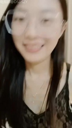 ️勾搭主播【反差小饼干】反差人妻! 勾搭外卖~无套狂操~车震吞精 截图1