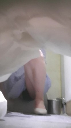 高手潜入夜店躲藏女厕障碍物做掩护现场实拍各种丝袜蕾丝内裤大长腿美眉方便气质不输明星美女先吐后尿 截图1