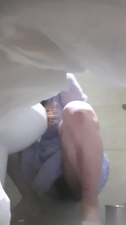 高手潜入夜店躲藏女厕障碍物做掩护现场实拍各种丝袜蕾丝内裤大长腿美眉方便气质不输明星美女先吐后尿 截图2