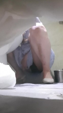 高手潜入夜店躲藏女厕障碍物做掩护现场实拍各种丝袜蕾丝内裤大长腿美眉方便气质不输明星美女先吐后尿 截图4