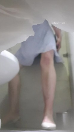 高手潜入夜店躲藏女厕障碍物做掩护现场实拍各种丝袜蕾丝内裤大长腿美眉方便气质不输明星美女先吐后尿 截图8