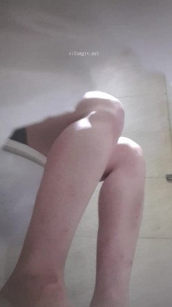 高手潜入夜店躲藏女厕障碍物做掩护现场实拍各种丝袜蕾丝内裤大长腿美眉方便气质不输明星美女先吐后尿 截图11