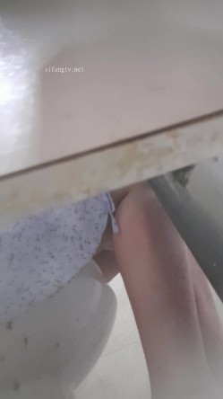 高手潜入夜店躲藏女厕障碍物做掩护现场实拍各种丝袜蕾丝内裤大长腿美眉方便气质不输明星美女先吐后尿 截图13
