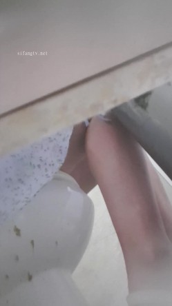 高手潜入夜店躲藏女厕障碍物做掩护现场实拍各种丝袜蕾丝内裤大长腿美眉方便气质不输明星美女先吐后尿 截图14