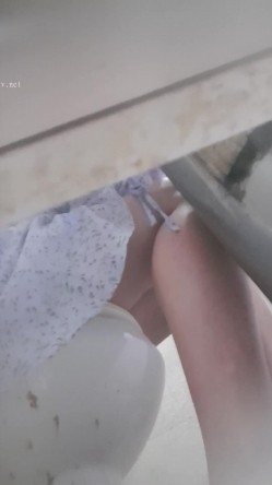 高手潜入夜店躲藏女厕障碍物做掩护现场实拍各种丝袜蕾丝内裤大长腿美眉方便气质不输明星美女先吐后尿 截图16