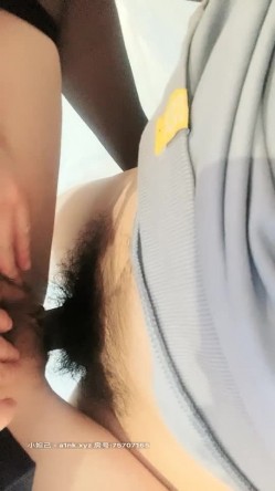 风骚的大奶子女神露脸制服诱惑黑丝情趣调教小哥做爱，吃奶子舔逼口交大鸡巴，窗前后入草到床上各种抽插浪叫 截图3