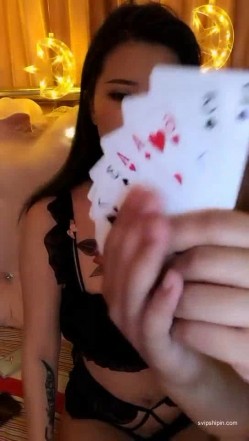 气质美女主播JB阎魔爱玩扑克做游戏，跟炮友舔BB口爆，舔脚底 截图1