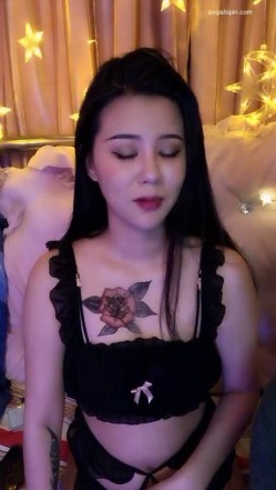 气质美女主播JB阎魔爱玩扑克做游戏，跟炮友舔BB口爆，舔脚底 截图13