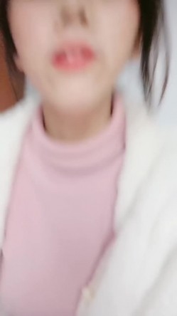 风味十足 极品少妇【小阿姨来了】为生活~在出租屋大秀直播~！强烈推荐，很有味道的小姐姐，完美奶子~！ 截图5