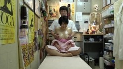 FP-034 鍼灸院須藤盗撮り下ろし3/147センチのちっちゃい九州美人妻/ハーフの極上奥さんにタトゥ！/押しに弱い軟体隠れムチムチ系妻/175センチのアスリート？奥さん 截图3