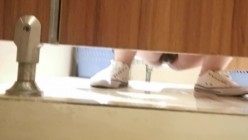 ️作死大神勇闯女厕，上下连续偷拍多位小姐姐方便，私处特写还给补光，差点被眼镜女发现了 截图1