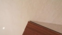 ️作死大神勇闯女厕，上下连续偷拍多位小姐姐方便，私处特写还给补光，差点被眼镜女发现了 截图9