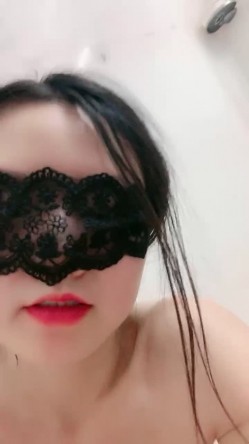 大鸡巴撑爆她的小嘴，边舔边流水，淫声荡语不断给大哥乳交大鸡巴，骚逼淫水泛滥无套抽插浪叫不断精彩别错过 截图5