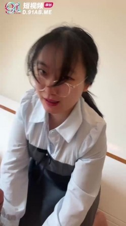 【超顶 ️绿帽大神】茗茗 最近较火的91眼镜骚妹 承接山东大哥专属定制 寄来的阳具前后攻穴 狂艹脱变淫奴 口爆吞精呛喉 截图14